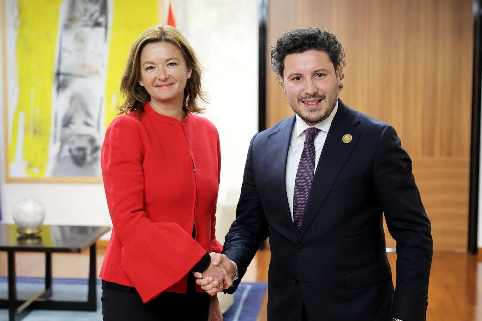 Ministrica Fajon in predsednik Vlade Črne gore Abazović se rokujeta