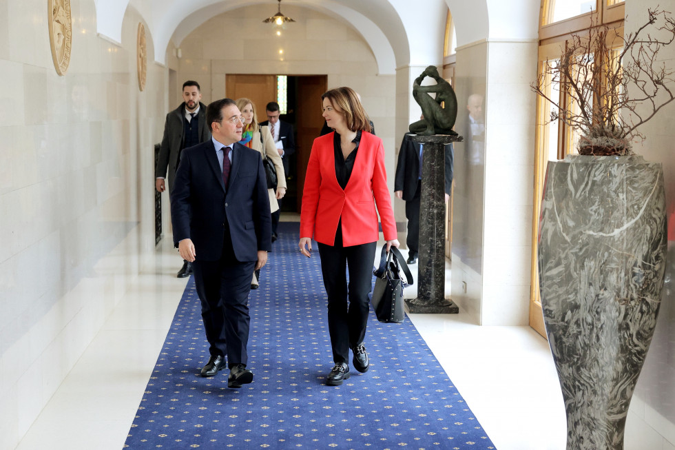 Ministrica Fajon in minister Albares med hojo po hodniku