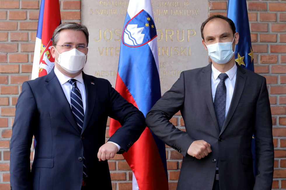 pozdrav s komolci