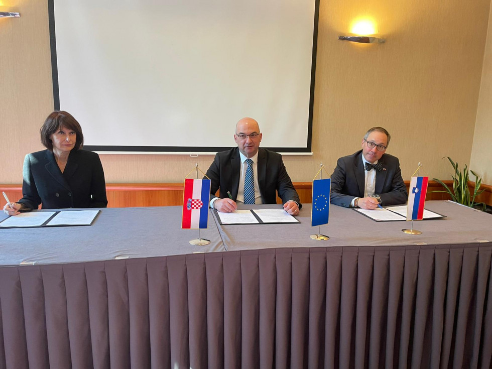 Hrvaški državni sekretar Ivo Miletić in slovenski državni sekretar Blaž Košorok za mizo ob podpisu pisma o nameri.