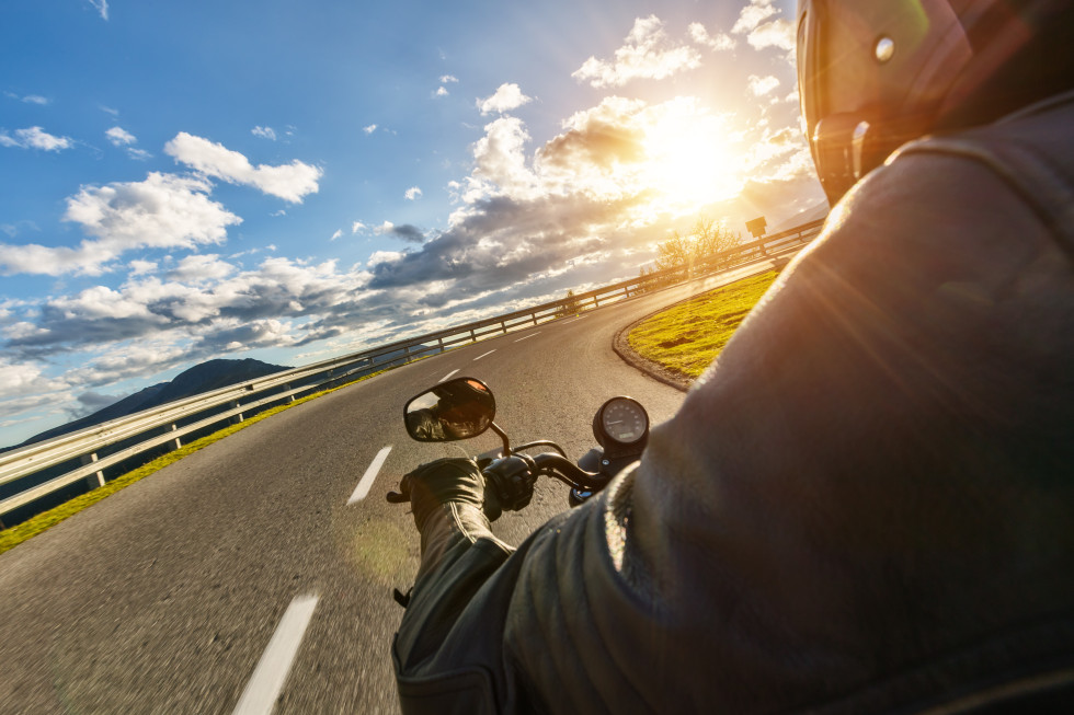 motorist se pelje po cesti