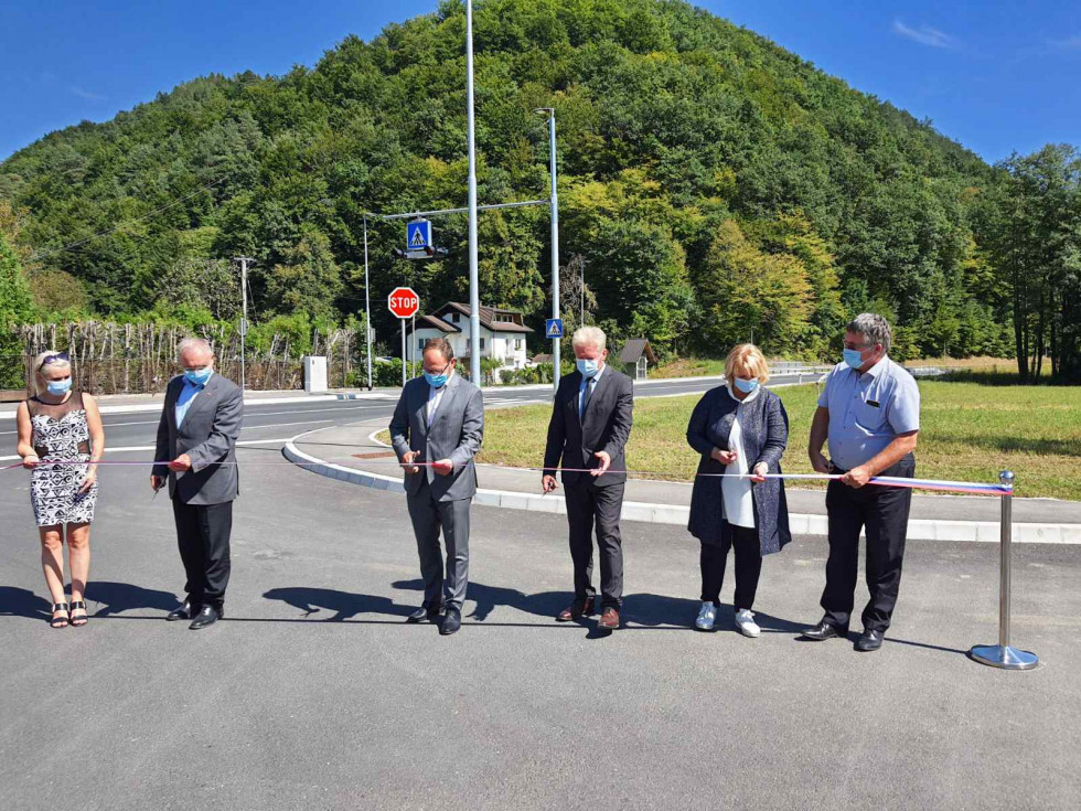 Minister reže trak ob odprtju prenovljene ceste 