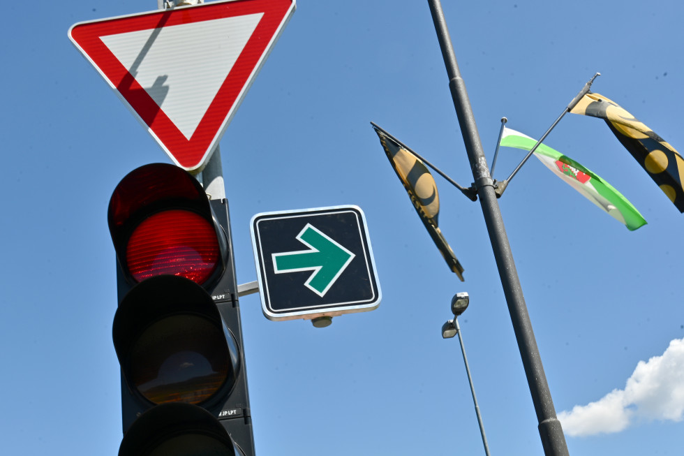 Znak za zavijanje v desno pri rdeči luči na semaforju