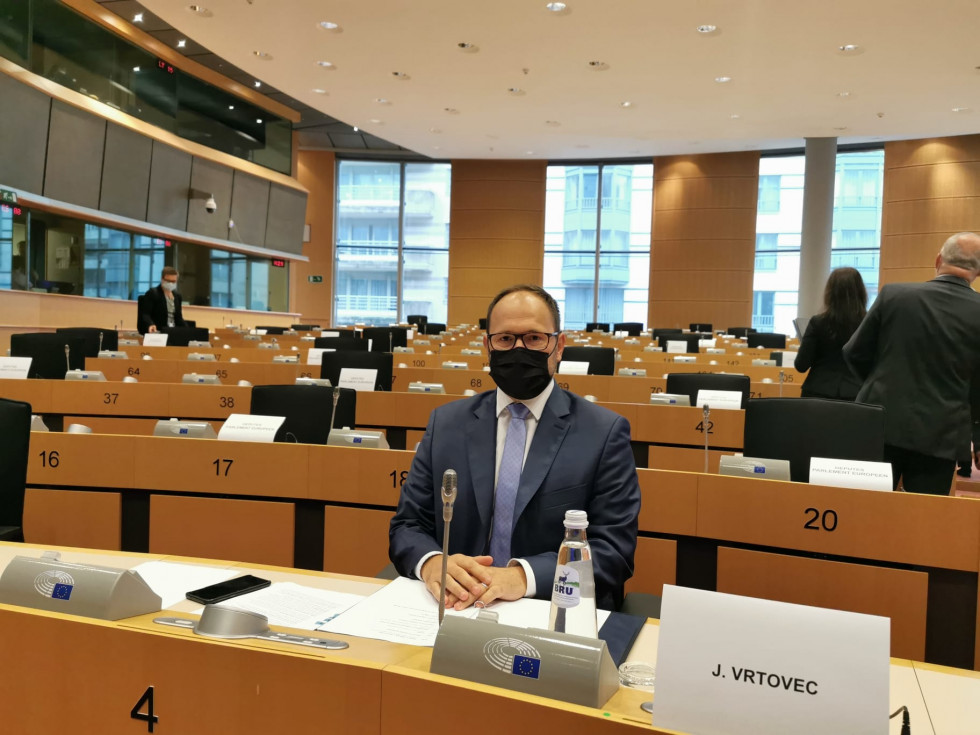 Minister sedi za mizo v Evropskem parlamentu