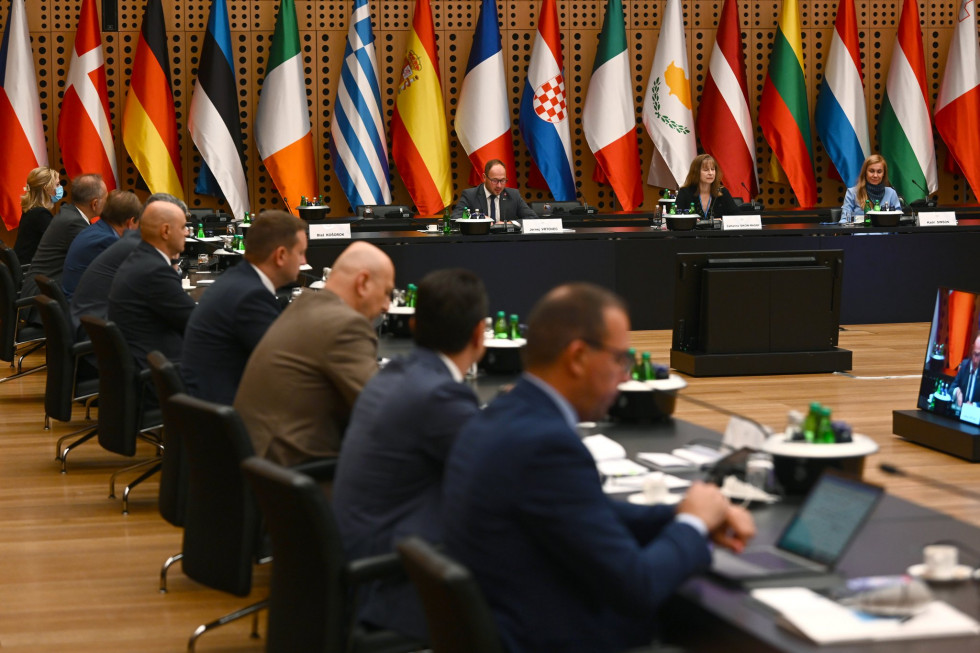 Ministri sedijo za veliko panelno mizo