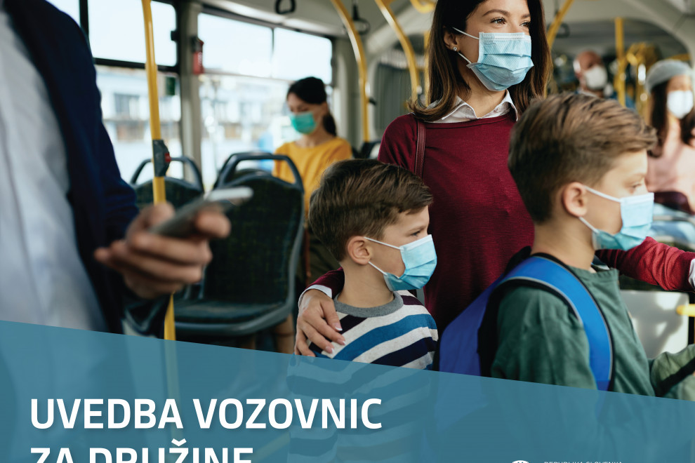 Družina stoji na avtobusu