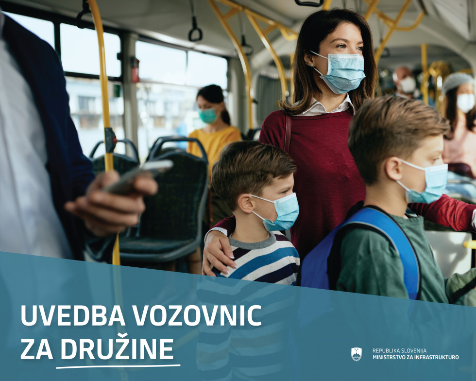 Družina stoji na avtobusu