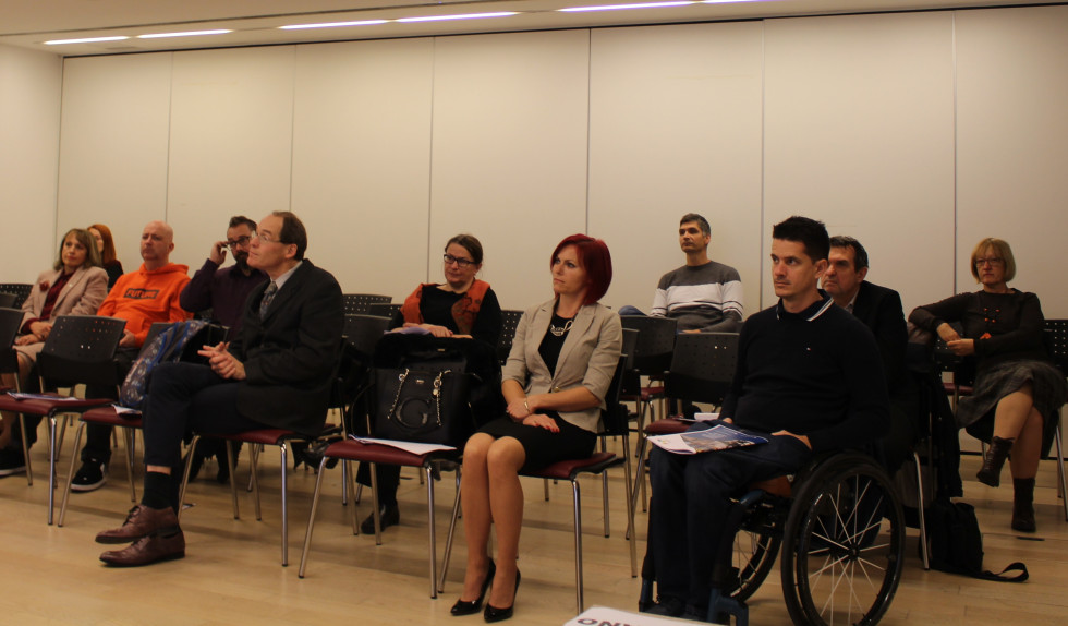 Občinstvo na dogodku projekta Omogočanje multimodalne mobilnosti oseb z različnimi oviranostmi v celjski dvorani.