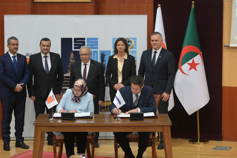 Minister Bojan Kumer in ministrica Tanja Fajon med podpisom pogodbe v Alžiriji