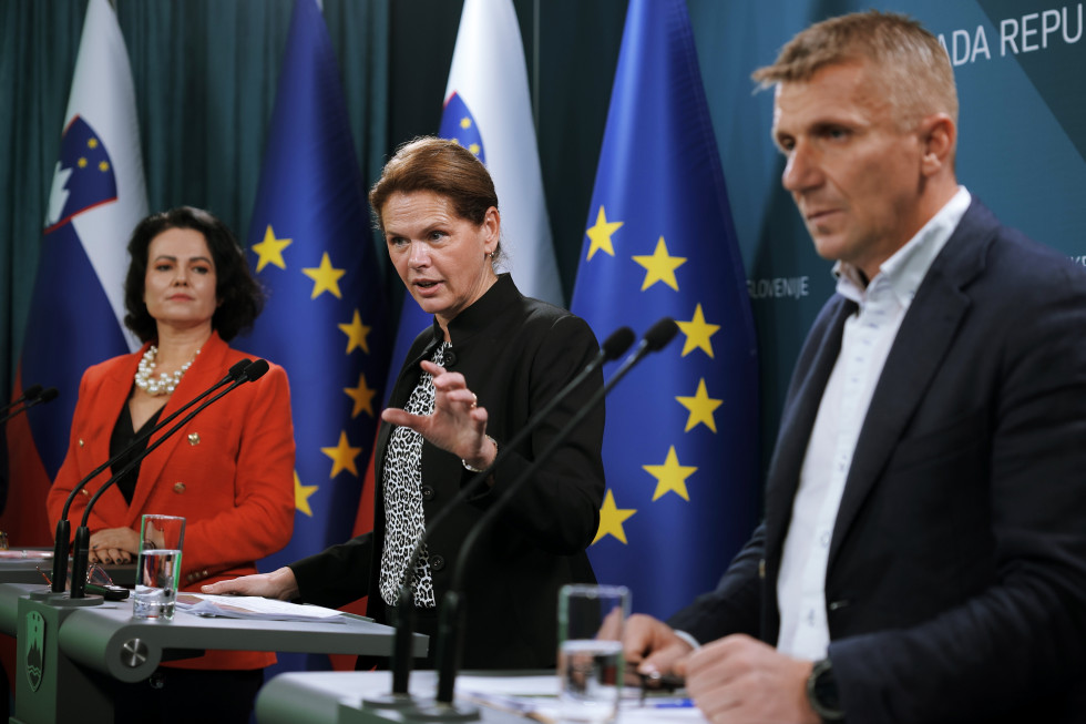 Ministrica Alenka Bratušek, direktorica DRSI Karmen Praprotnik in Dejan Jurkovič, vodja sektorja za investicije v železnice
