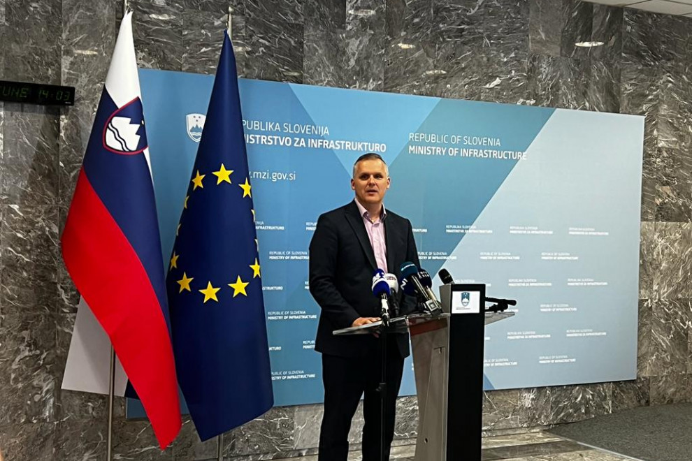 Minister za infrastrukturo Bojan Kumer na novinarski konferenci.