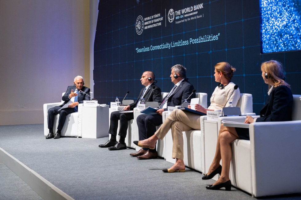 Ministrica Bratušek na panelni razpravi
