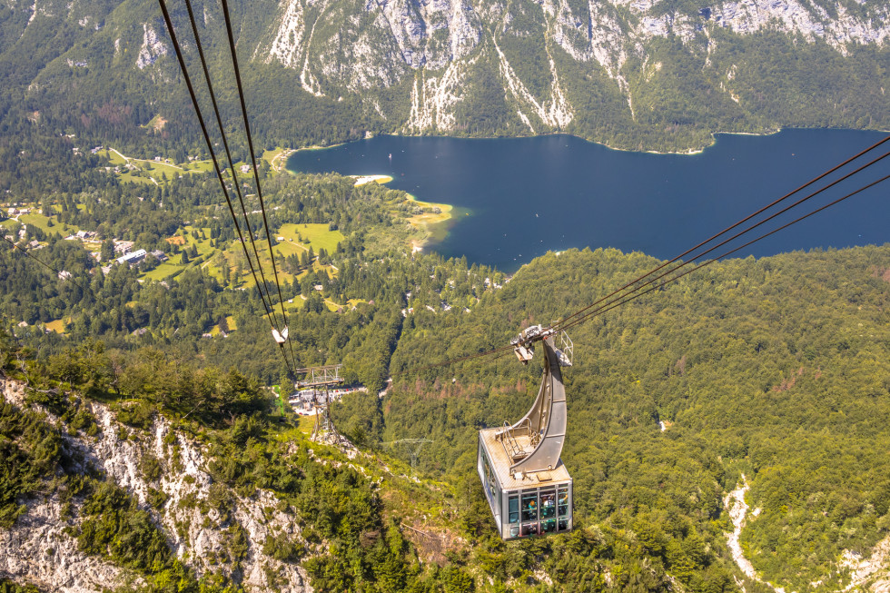 Gondola Vogel, v ozadju bohinjsko jezero v poletnem času