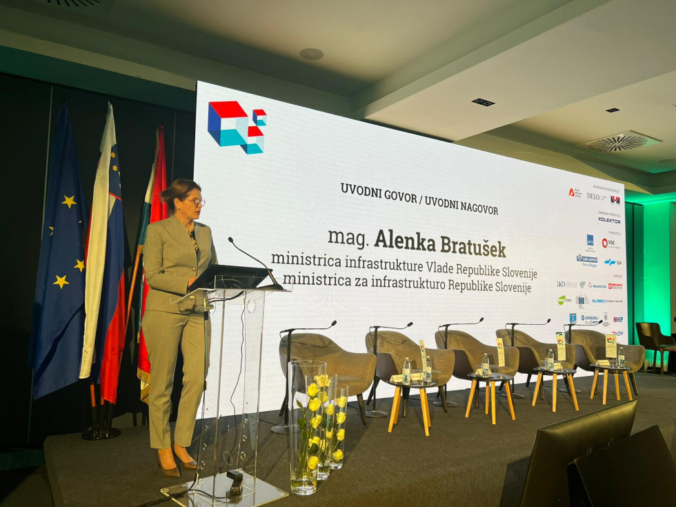 Ministrica Bratušek, osrednja govorka na poslovnem forumu