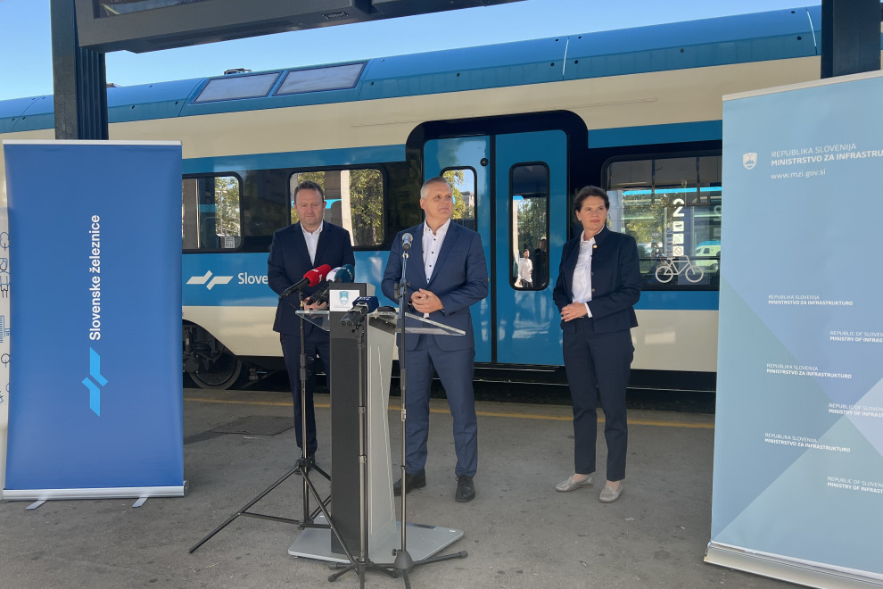 Direktor Slovenskiž železnic Dušan Mes, minister za infrastrukturo Bojan Kumer in državna sekretarka Alenka Bratušek na ljubljanski železniški postaji. 
