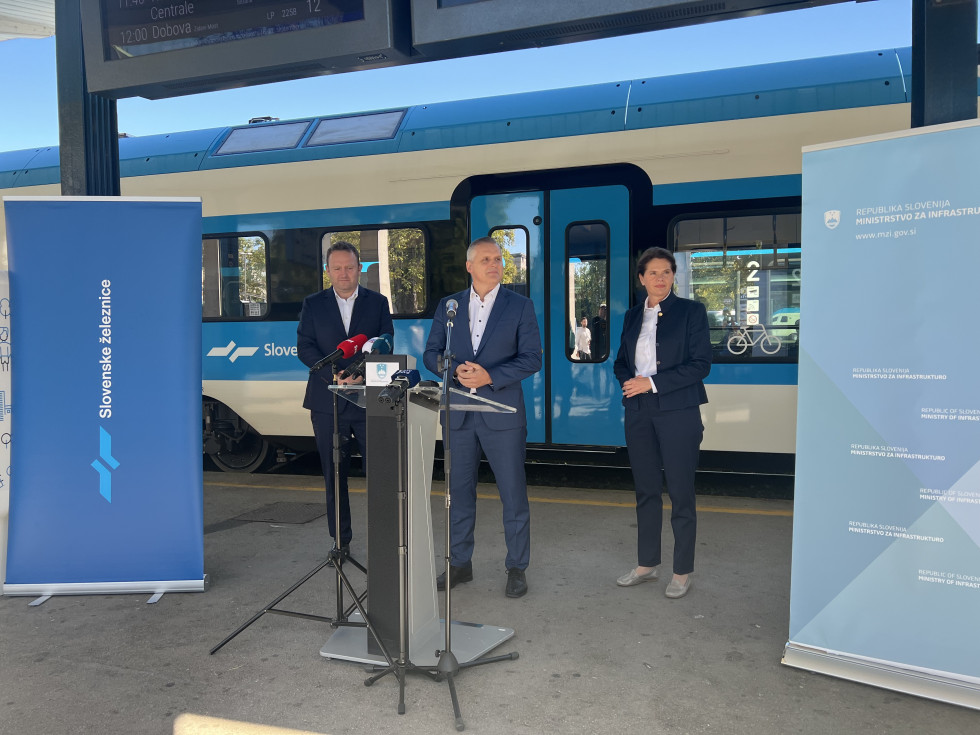Direktor Slovenskiž železnic Dušan Mes, minister za infrastrukturo Bojan Kumer in državna sekretarka Alenka Bratušek na ljubljanski železniški postaji. 