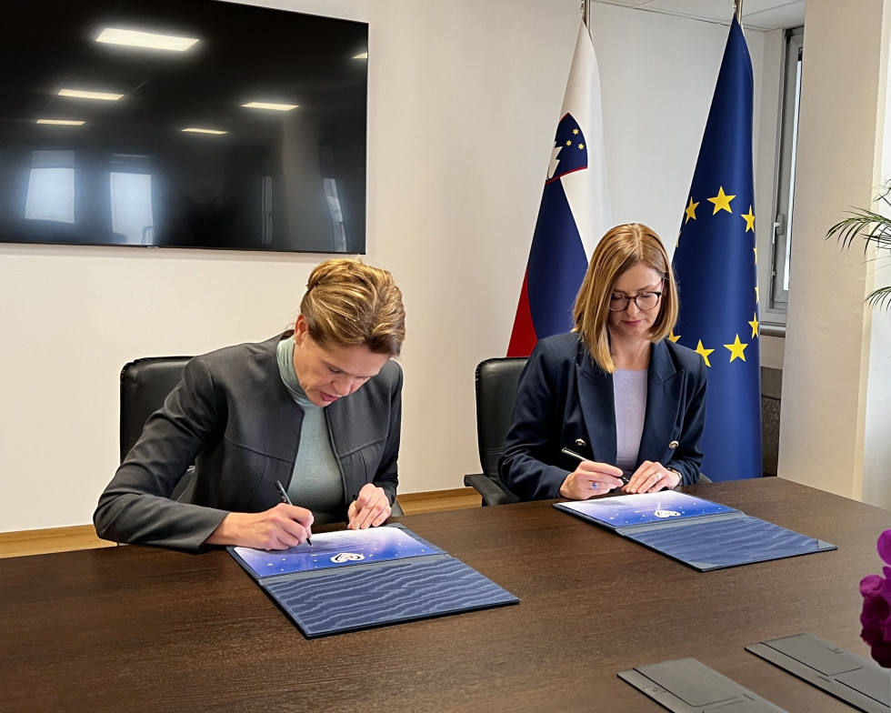 Minister Alenka Bratušek and Simona Felser, Acting Director of the Traffic Safety Agency  Signing of the Pledge on Responsible Road Traffic Behaviour