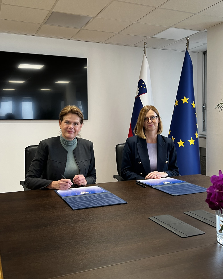 Minister Alenka Bratušek and Simona Felser, Acting Director of the Traffic Safety Agency  Signing of the Pledge on Responsible Road Traffic Behaviour 