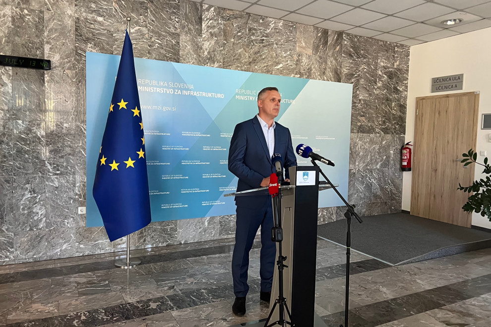 Minister za infrastrukturo Bojan Kumer v avli ministrstva