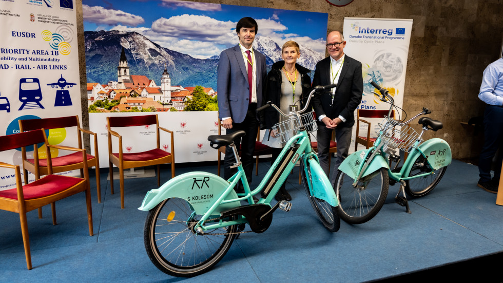 Predstavniki ministrstva z gostom ob kolesu