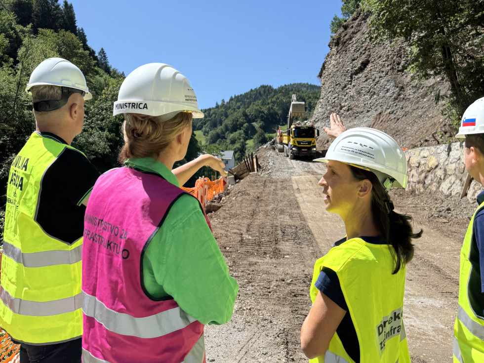 Ministrica Bratušek z ekipo na gradbišču regionalne ceste Trebija-Sovodenj, kjer poteka sanacija zidov in brežin