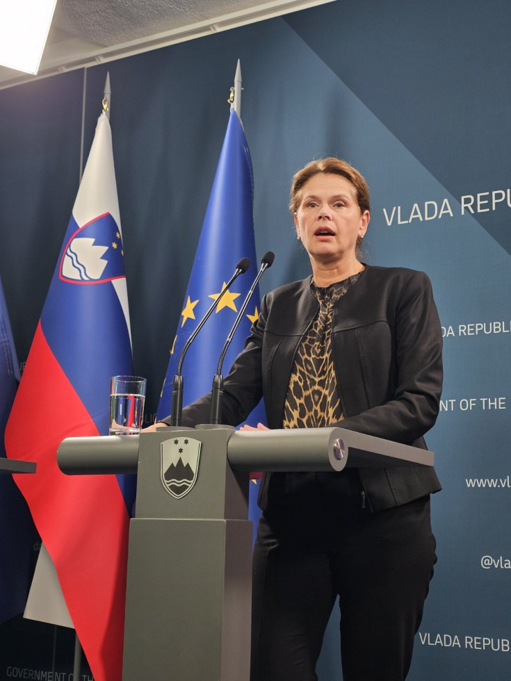 Portret ministrice z novinarske konference po seji Vlade Republike Slovenije