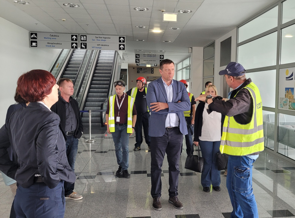 Ekipa Ministrstva za infrastrukturo na ogledu škode, povzročene na Letališču Maribor.