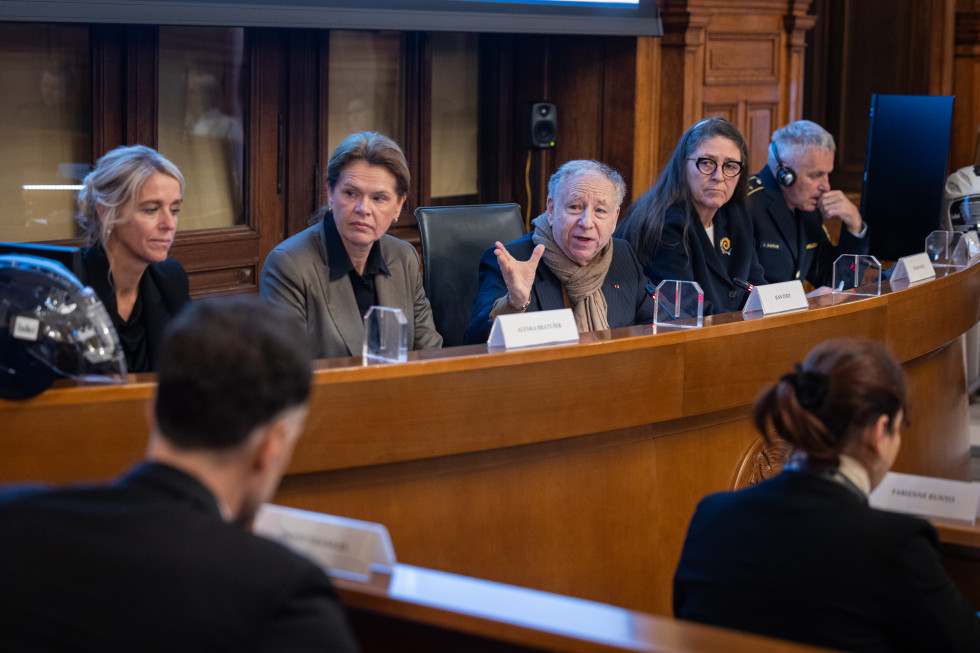 Ministrica Bratušek in Jean Todt na okrogli mizi.