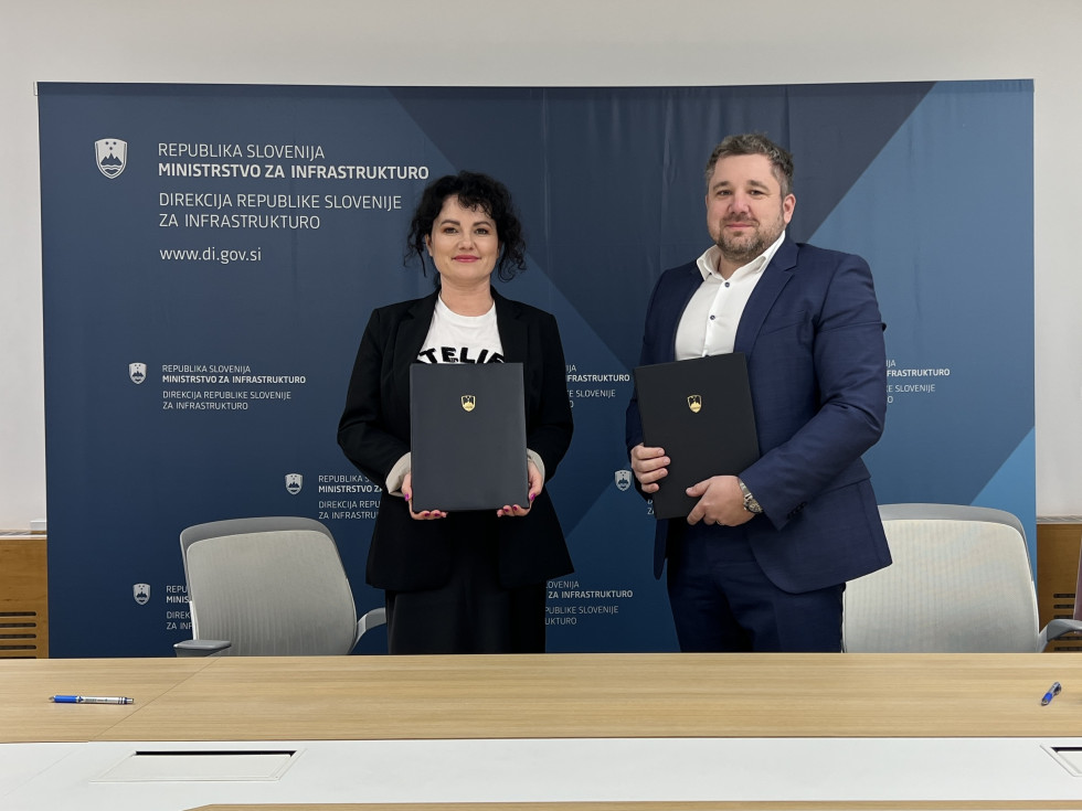 Pred temnim ozadjem z logotipom DRSi stojita s pogodbama v roki na levi strani direktorica DRSI, Karmen Praprotnik, na desni pa Iztok Černoša, direktor VOC Celje d. o. o.