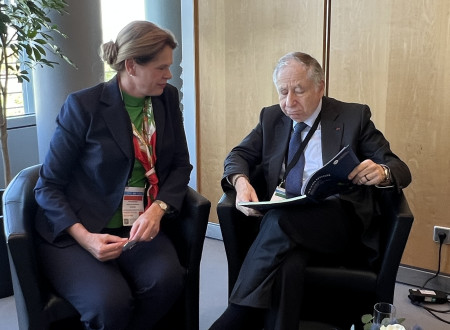 S slovensko Resolucijo o nacionalnem programu varnost prometa. Ministrica Bratušek in g. Jean Todt.