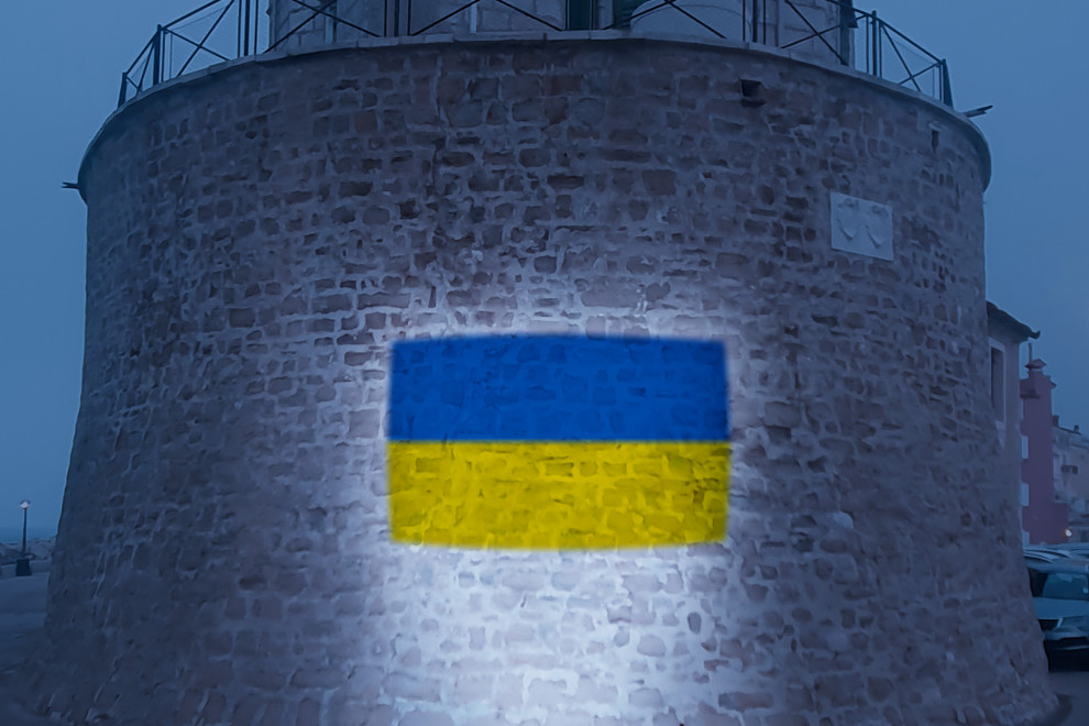 Svetilnik v Piranu v barvah ukrajinske zastave