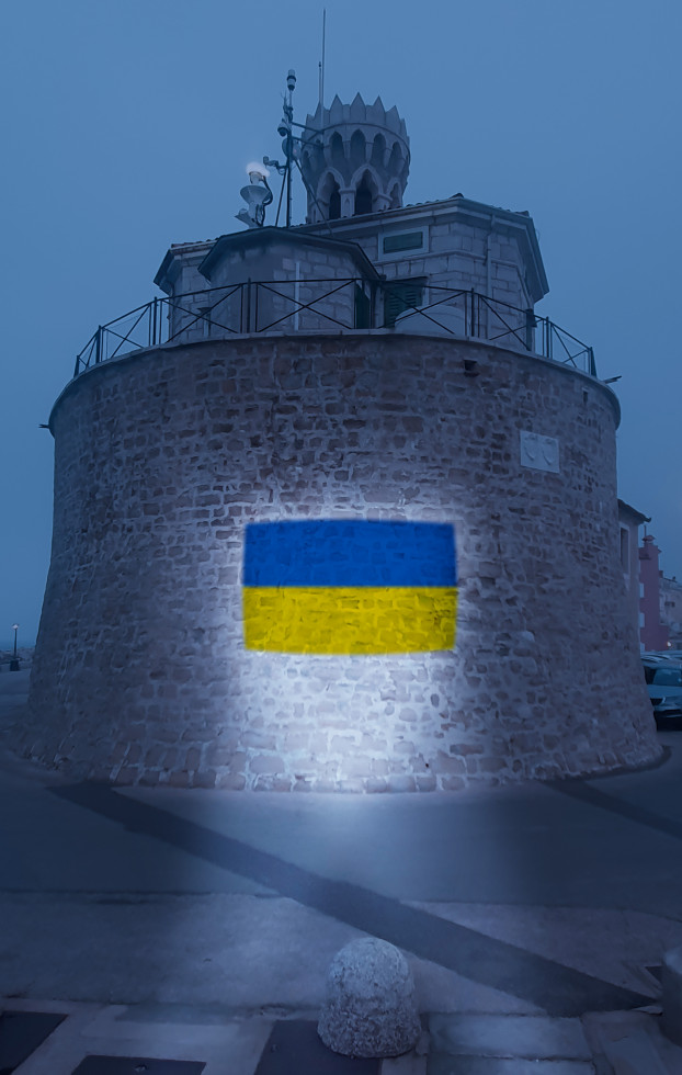Svetilnik v Piranu v barvah ukrajinske zastave