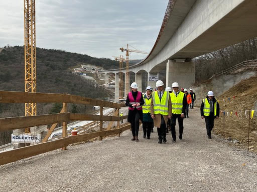 na sliki predsednik vlade in ministrica za infrastrukturo