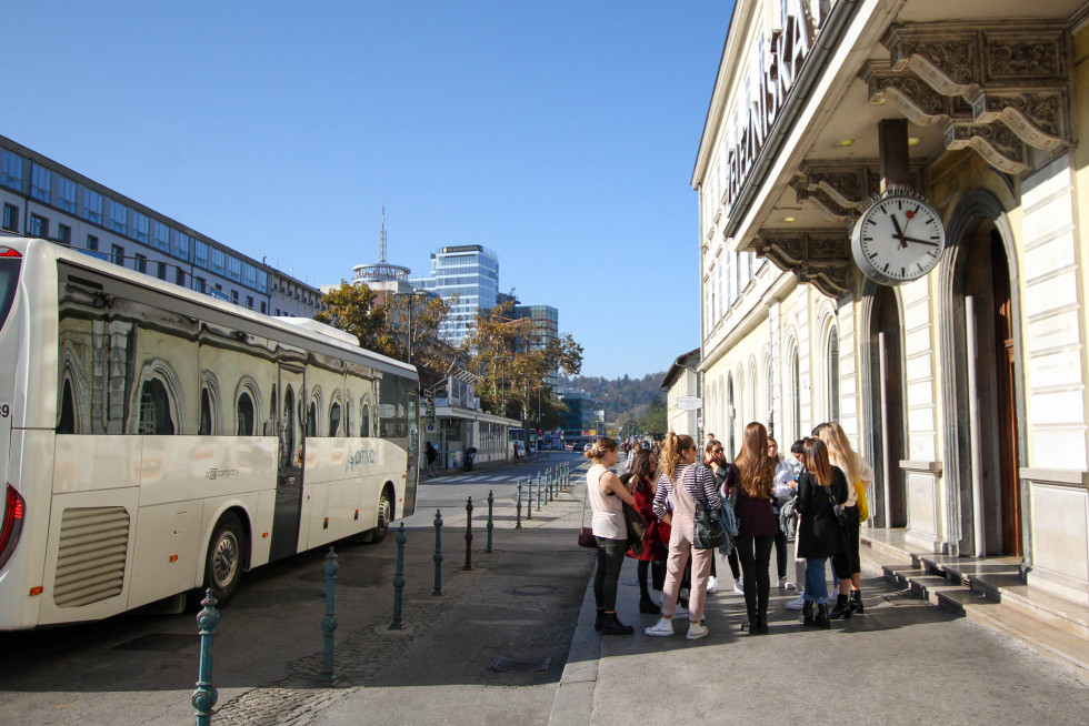 Mladi ljudje na železniški postaji v Ljubljani 