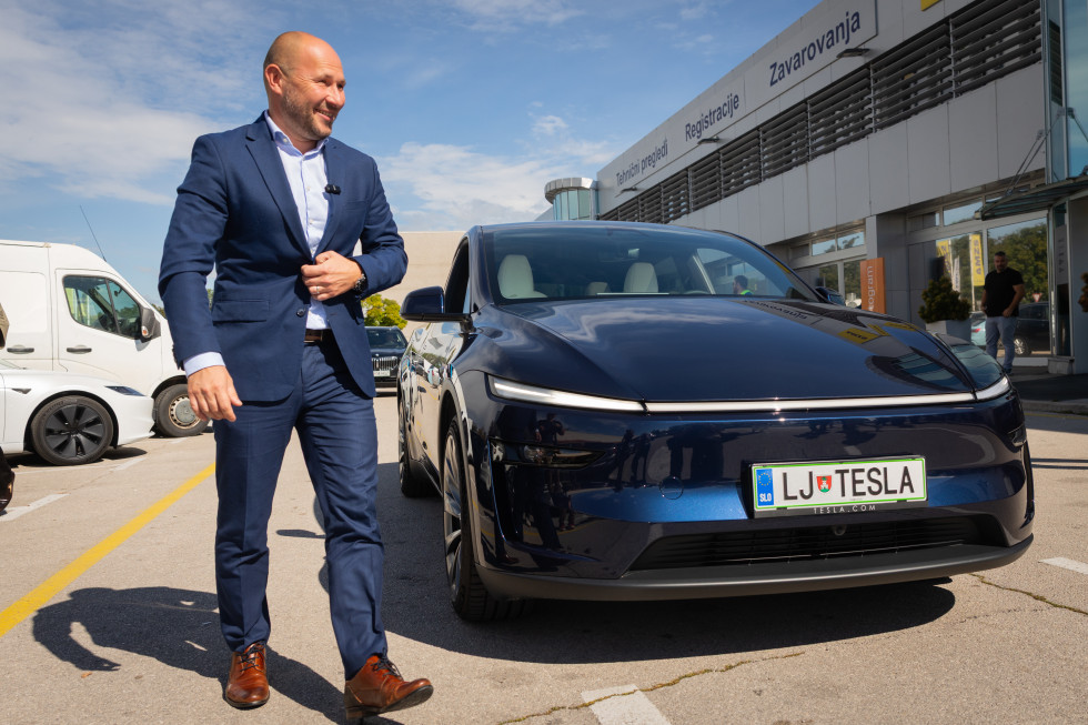 Minister Jernej Vrtovec pred avtomobilom Tesla