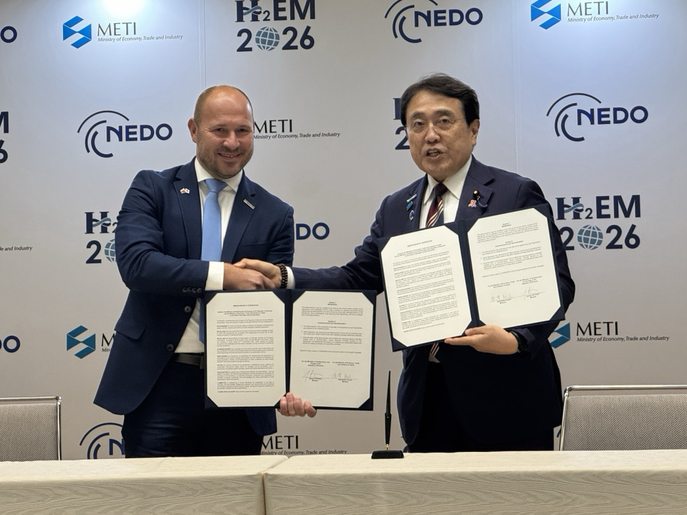 Minister Vrtovec in japonski minister Ryosei Akazawa ob podpisu memoranduma se rokujeta.