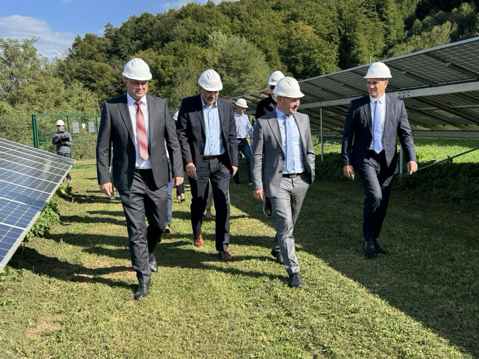 Minister Vrtovec z sodelavci ob odprtju Sončne elektrarne praprotno, med sprehodom med električnimi paneli