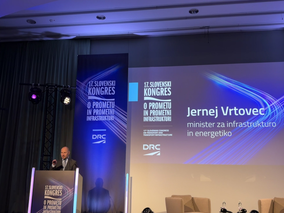 Minister Vrtovec za govorniškim pultom na odru Kongresa o prometu in prometni infrastrukturi