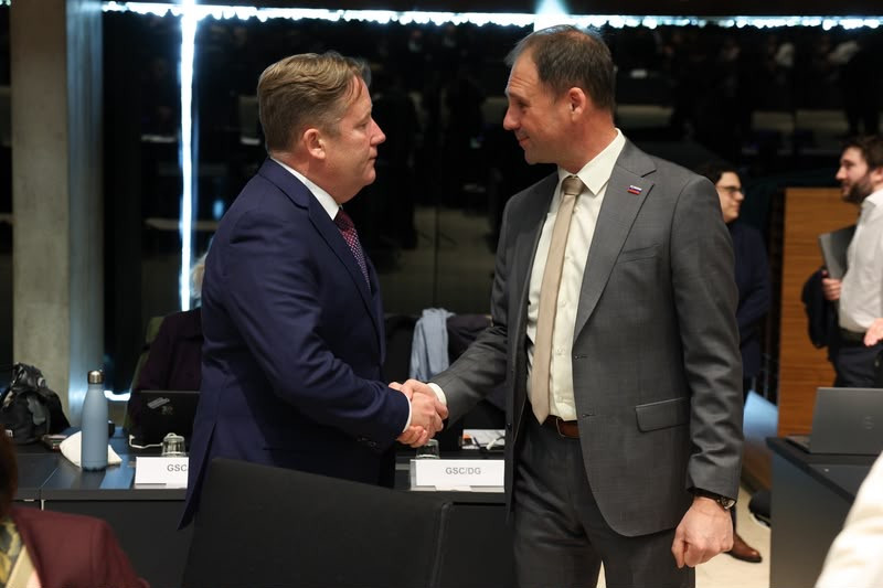 Predsedujoči Sveta, Irski minister za podnebje, energijo in okolje ter promet Darragh O’Brien in dr. Tomaž Žagar med rokovanjem