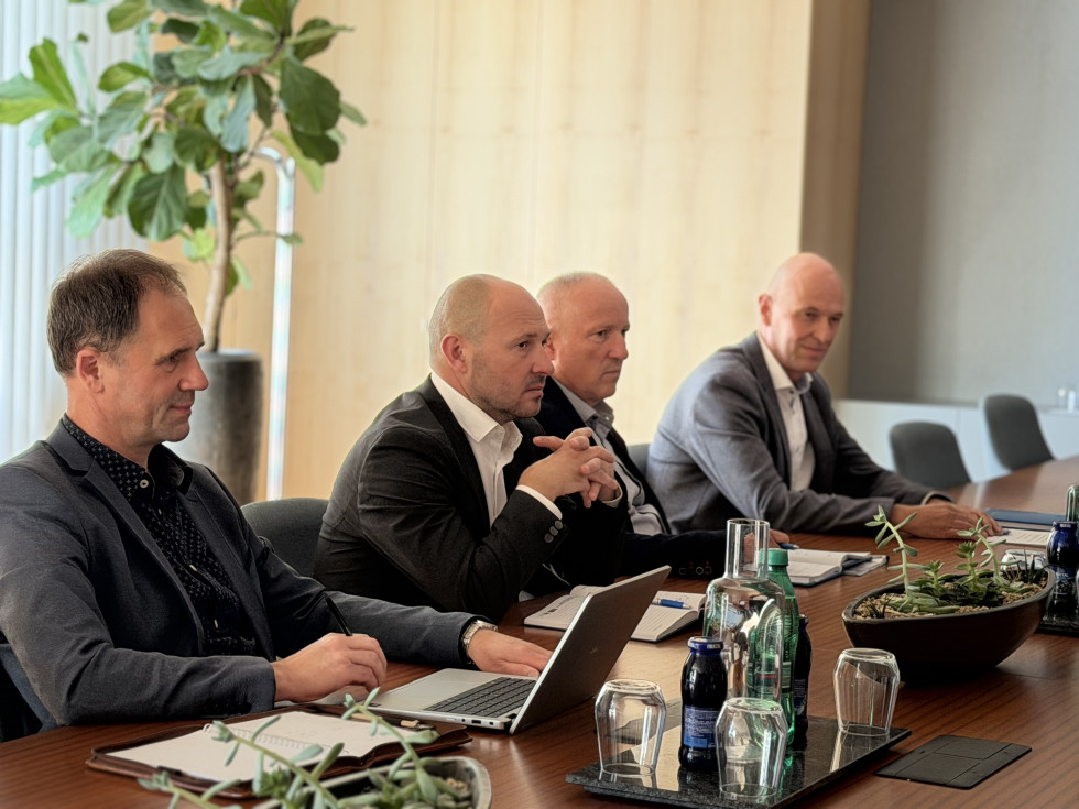 Minister Vrtovec na sestanku v sejni sobi ministrstva