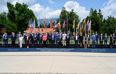 ppz5381 (Family photo of environment ministers at a meeting in Slovenia)