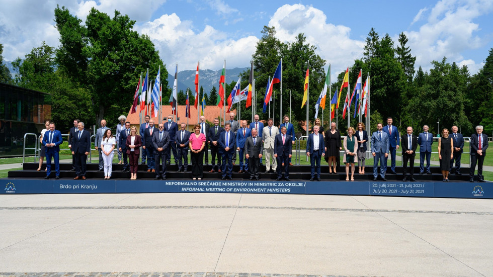 Family photo of environment ministers at a meeting in Slovenia