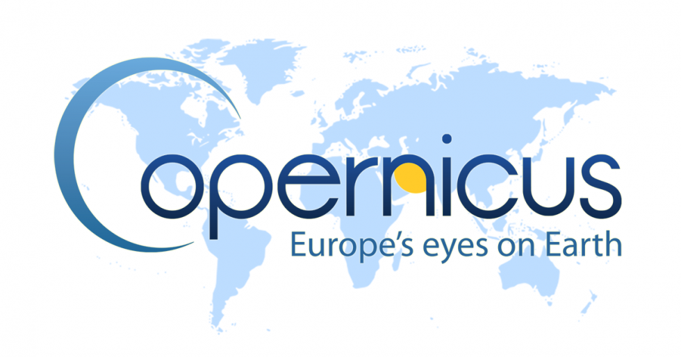 Logotip programa Copernicus, ki prikazuje zemljevid sveta. Celine so obarvane svetlo modro, oceani in morja z belo. Čez zemljevid je napis Copernicus in angleški prevod izreka Evropske oči na zemljo.