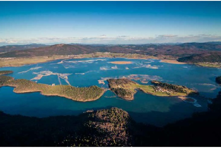 Presihajoče jezero - monografija o Cerkniškem jezeru 