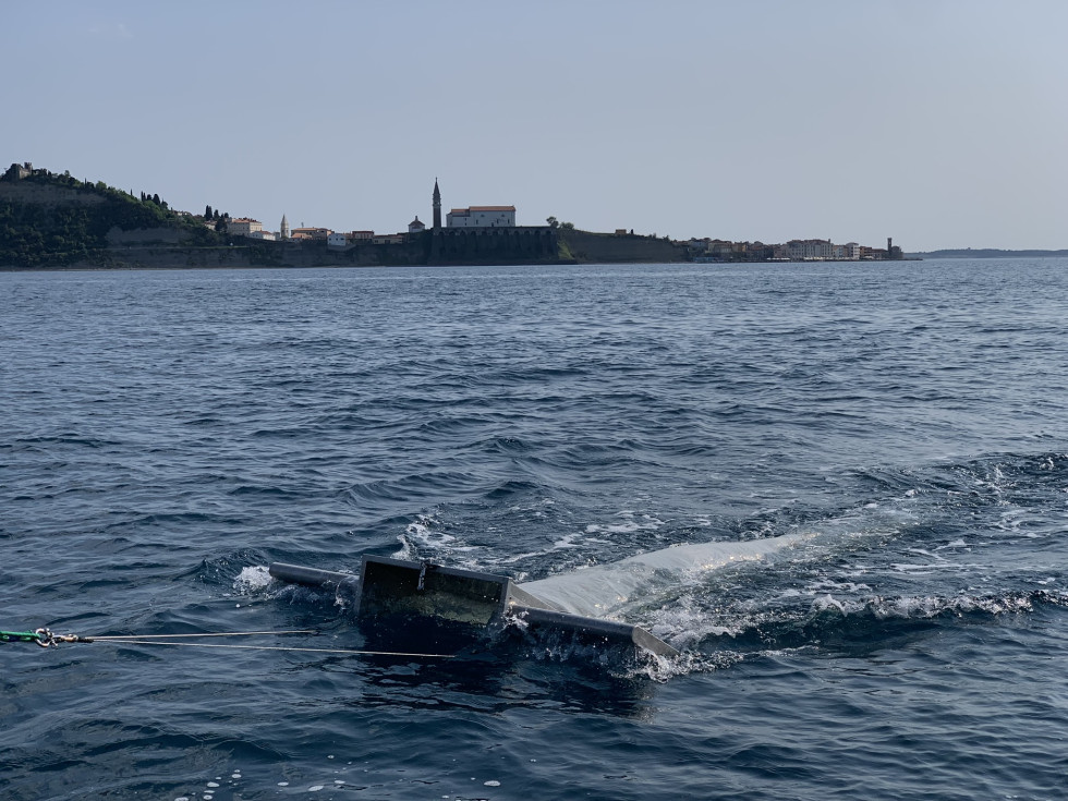 Vleka mreže na površini morja