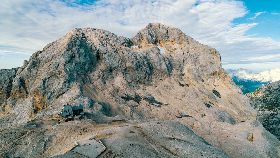 Pod vrhom Triglava koča na Kredarici in ostanki ledenika.
