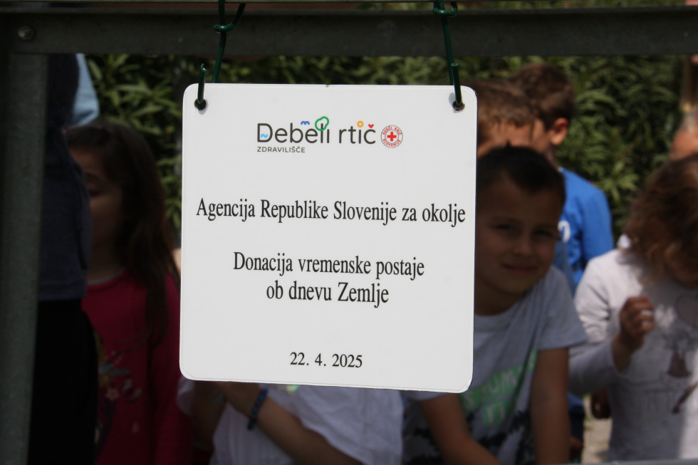 Tabla z napisom, da je vremenska hišica donacija Agencije zdravilišču ob dnevu zemlje. 