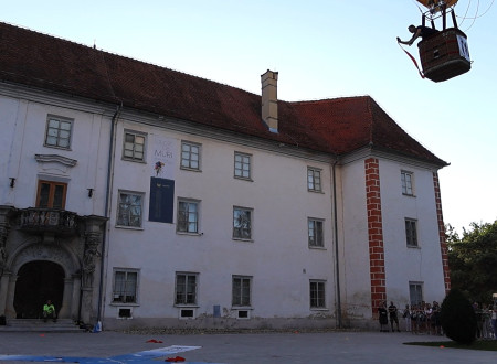 Balonar odvrže predmet proti tarč na tleh