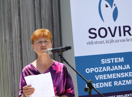 Gospa nagovarja zbrane v fenološkem parku