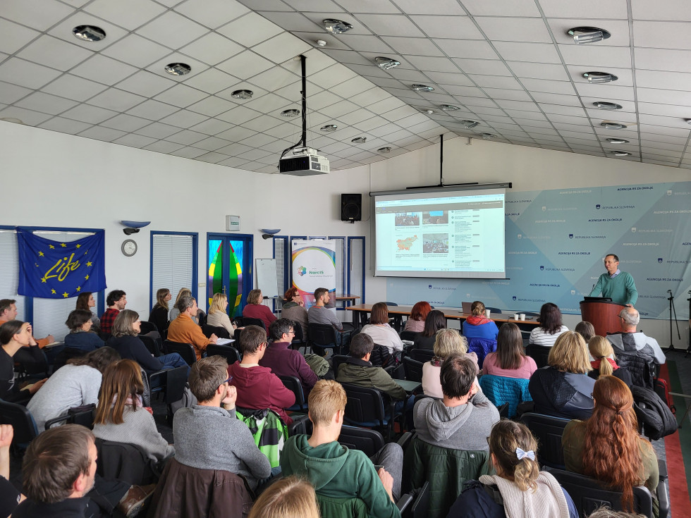 Tempo razvoja sistema NarcIS so krojili javni mesečni seminarji, ki so spodbujali sodelovanje in izmenjavo znanja. ARSO s seminarji nadaljuje tudi po zaključku projekta LIFE NarcIS. Seminarje so vodili nosilci posameznih vsebin sistema NarcIS.
